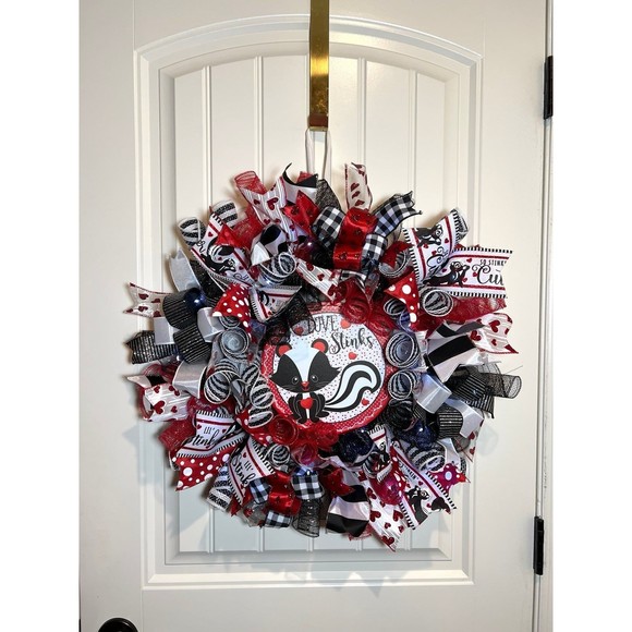 Handmade Anti Valentine’s Love Stinks Skunk Ribbon Prelit Wreath 22 ins LED - Picture 10 of 10